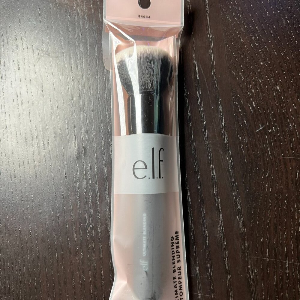 B💲5 💥 NEW (#84034) e.l.f Ultimate Blending Brush for Your Face (2372)
